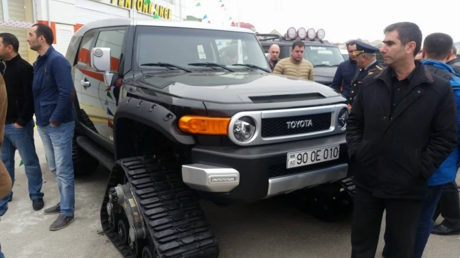 Шоу дорогих и экстрим-автомобилей в Азербайджане (фото)