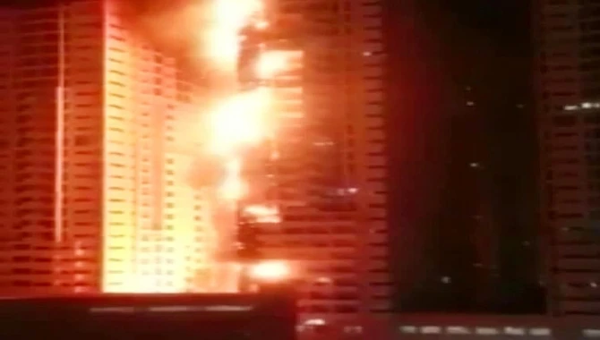 Пожар в жилом комплексе из 12 зданий в ОАЭ, идет эвакуация жителей (видео)