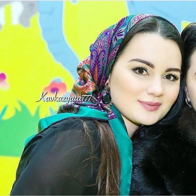Sosial şəbəkələrin çeçen gözəlləri (FOTO)