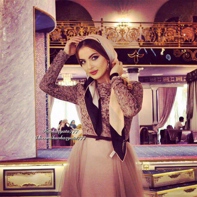 Sosial şəbəkələrin çeçen gözəlləri (FOTO)