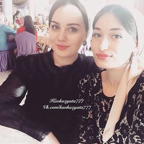 Sosial şəbəkələrin çeçen gözəlləri (FOTO)