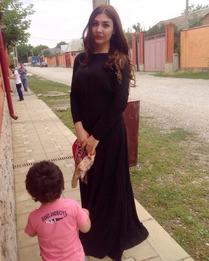 Sosial şəbəkələrin çeçen gözəlləri (FOTO)