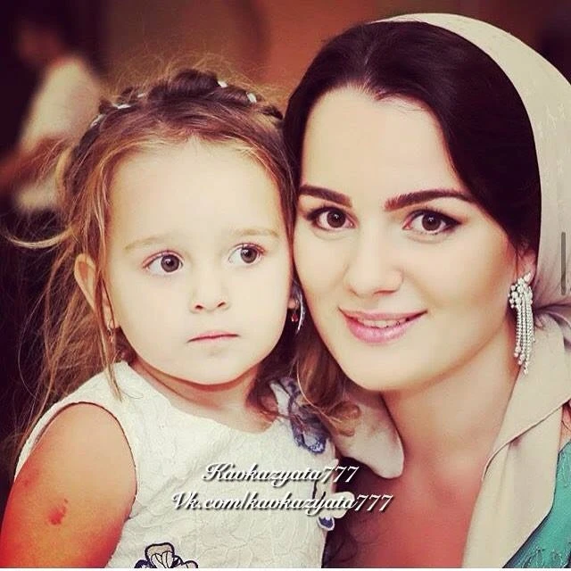 Sosial şəbəkələrin çeçen gözəlləri (FOTO)