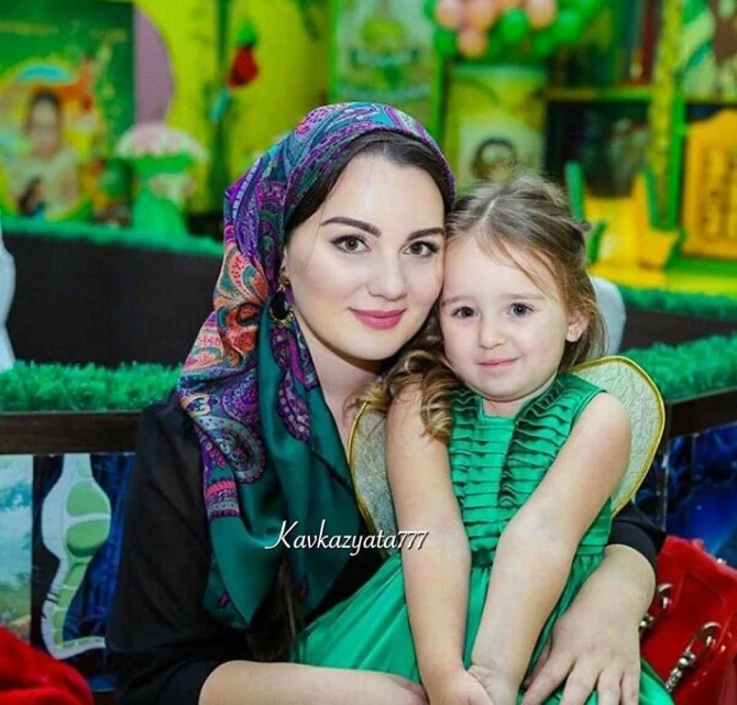 Sosial şəbəkələrin çeçen gözəlləri (FOTO)