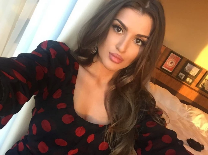 Sosial şəbəkələrin çeçen gözəlləri (FOTO)