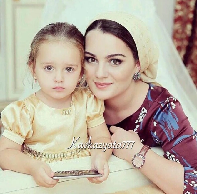 Sosial şəbəkələrin çeçen gözəlləri (FOTO)