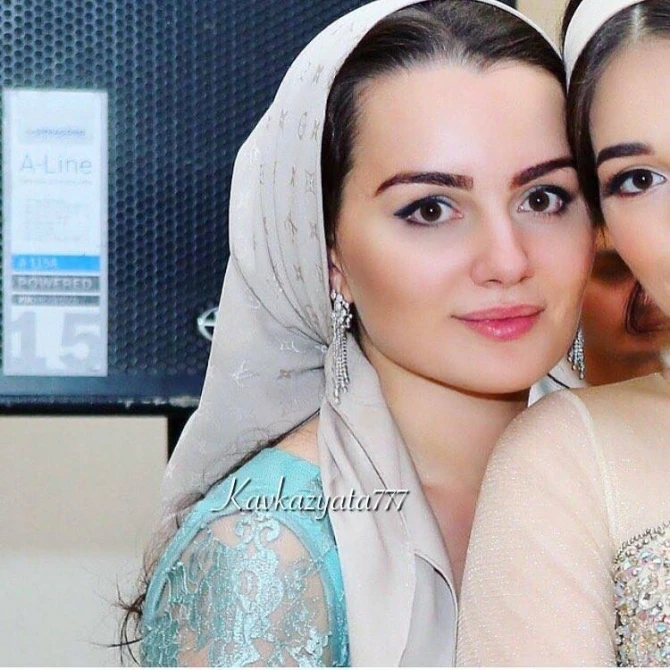 Sosial şəbəkələrin çeçen gözəlləri (FOTO)