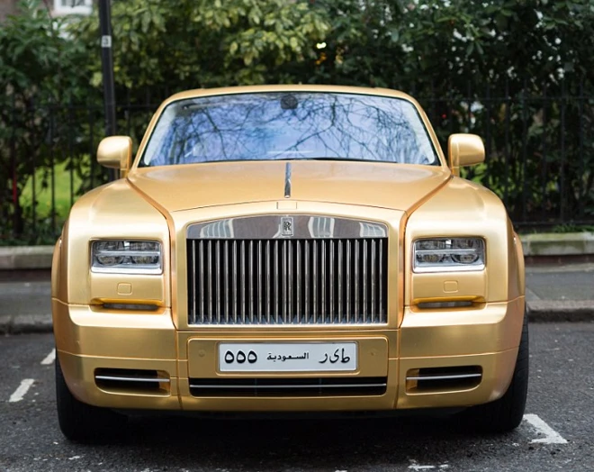 Арабский миллиардер прибыл в Лондон с собственным золотым автопарком (фото)