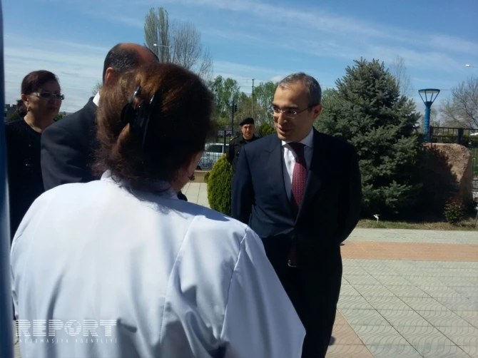 Nazir ermənilərin yaraladığı məktəbliyə baş çəkdi (FOTO)