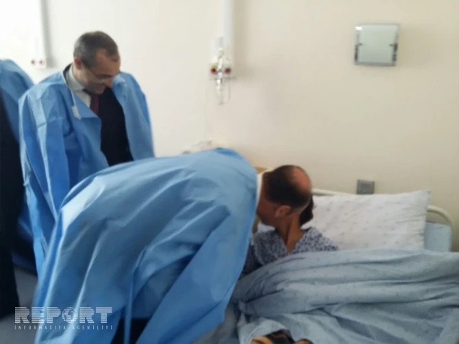 Nazir ermənilərin yaraladığı məktəbliyə baş çəkdi (FOTO)