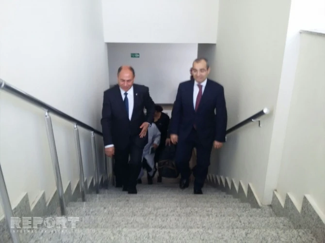 Nazir ermənilərin yaraladığı məktəbliyə baş çəkdi (FOTO)