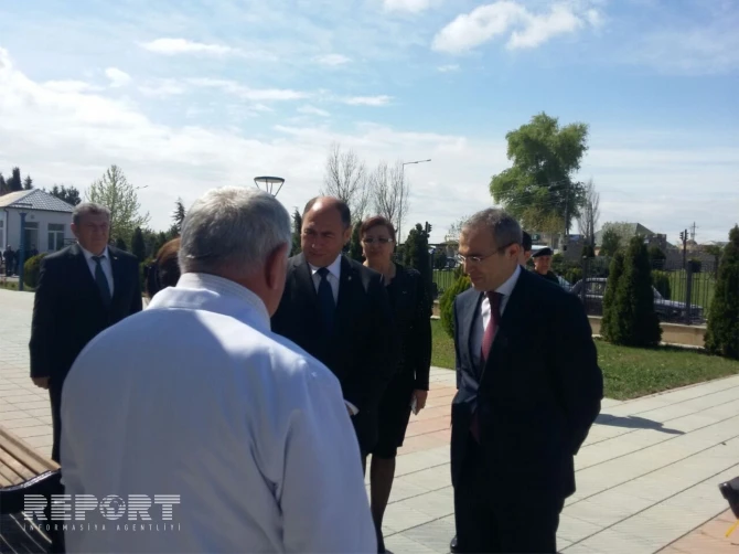 Nazir ermənilərin yaraladığı məktəbliyə baş çəkdi (FOTO)