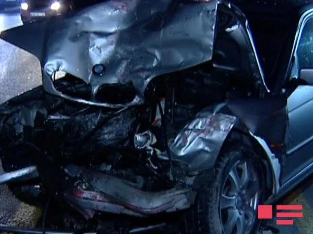 В Баку пьяный водитель врезался в BMW дорожной полиции (фото)