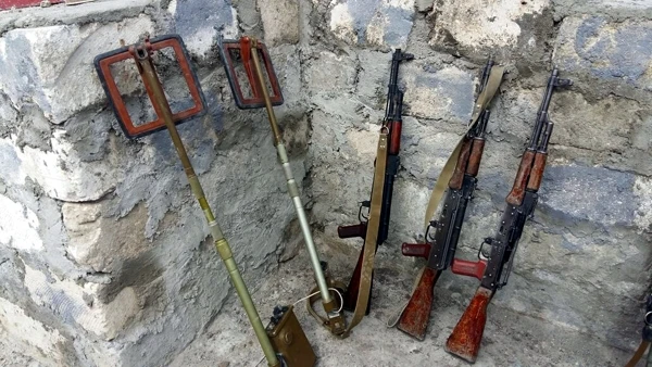 Erməni əsgərlərdən ələ keçirdiyimiz silah-sursat (FOTO)