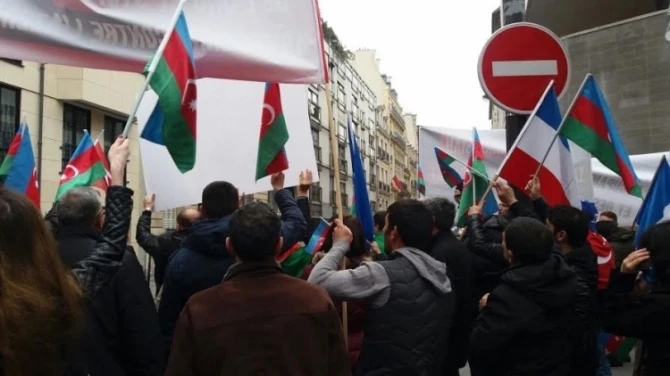 В Париже армянские экстремисты напали на участников акции протеста против Армении (видео)
