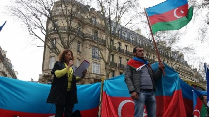 В Париже армянские экстремисты напали на участников акции протеста против Армении (видео)