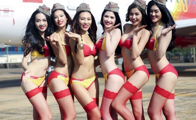 Bikinili stüardessaların çalışdığı aviaşirkət (FOTO)