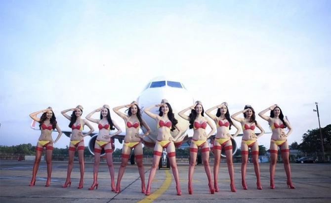 Bikinili stüardessaların çalışdığı aviaşirkət (FOTO)