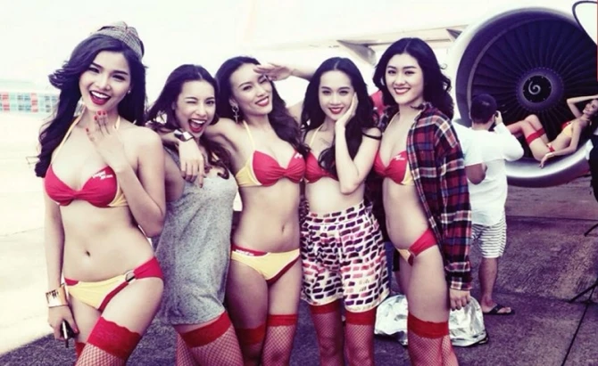Bikinili stüardessaların çalışdığı aviaşirkət (FOTO)