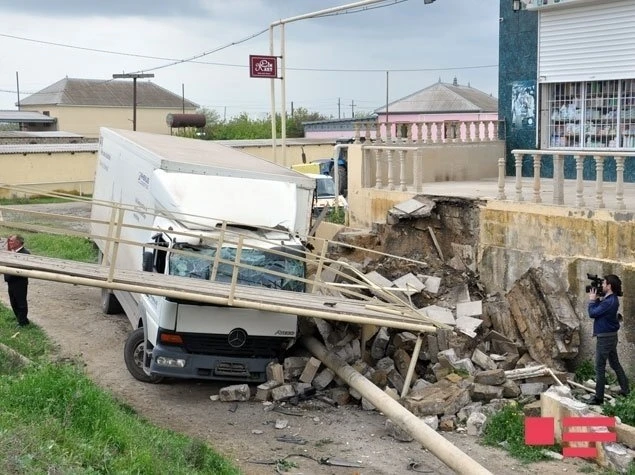 В Азербайджане автомобиль въехал в магазин, водитель погиб (фото)