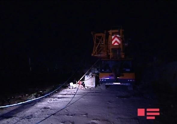 В Баку кран оставил без электричества 200 домов (фото)