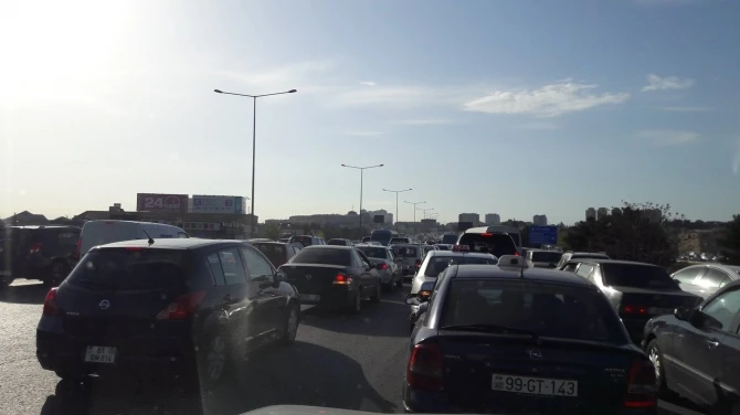 Движение на дороге Баку-Сумгаит парализовано (ФОТО)
