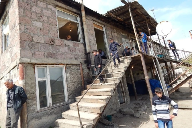 Кадры с похорон армянского солдата, убитого в Карабахе из-за сигареты (видео)