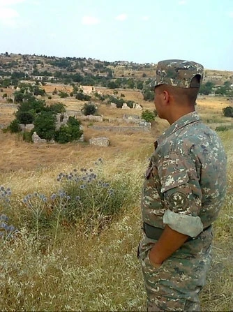 Кадры с похорон армянского солдата, убитого в Карабахе из-за сигареты (видео)