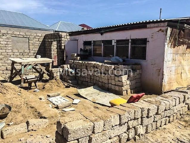 Xəzərin sahilində vaqona sığınan ailənin həyatda qalmaq mübarizəsi - FOTOREPORTAJ