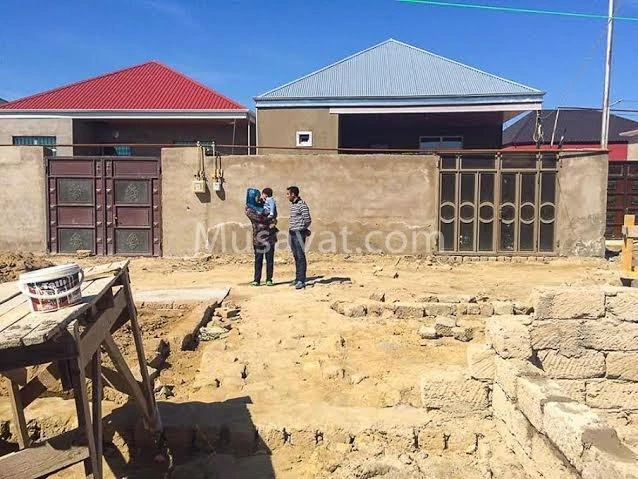 Xəzərin sahilində vaqona sığınan ailənin həyatda qalmaq mübarizəsi - FOTOREPORTAJ