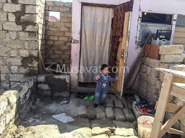 Xəzərin sahilində vaqona sığınan ailənin həyatda qalmaq mübarizəsi - FOTOREPORTAJ