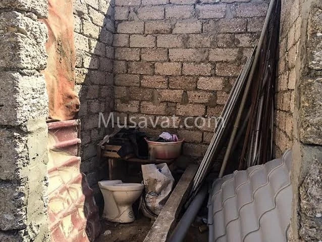 Xəzərin sahilində vaqona sığınan ailənin həyatda qalmaq mübarizəsi - FOTOREPORTAJ