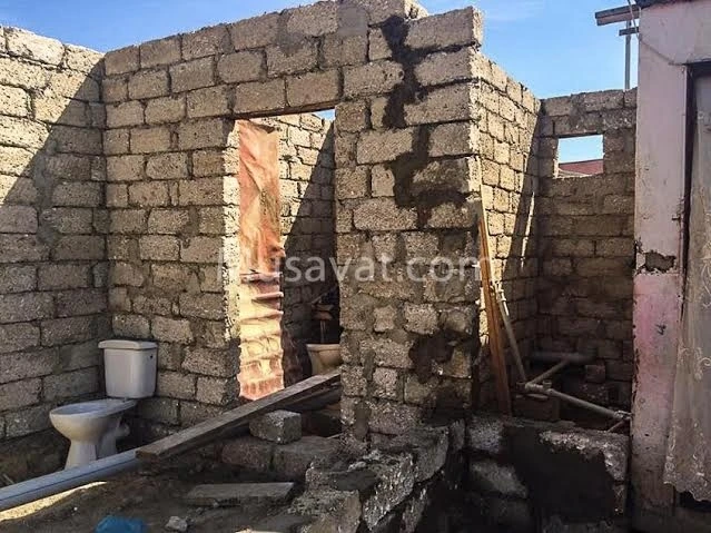 Xəzərin sahilində vaqona sığınan ailənin həyatda qalmaq mübarizəsi - FOTOREPORTAJ