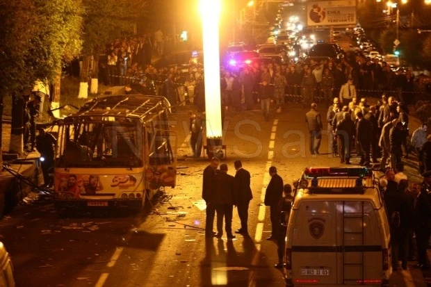 İrəvanda avtobus partladı: 2 ölü, 8 yaralı - VİDEO/FOTO