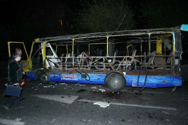 İrəvanda avtobus partladı: 2 ölü, 8 yaralı - VİDEO/FOTO
