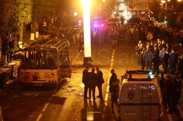 İrəvanda avtobus partladı: 2 ölü, 8 yaralı - VİDEO/FOTO