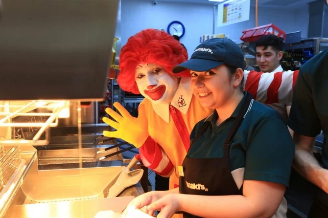 Новый ресторан McDonald’s открылся в торговом центре Gənclik Mall  (видео)