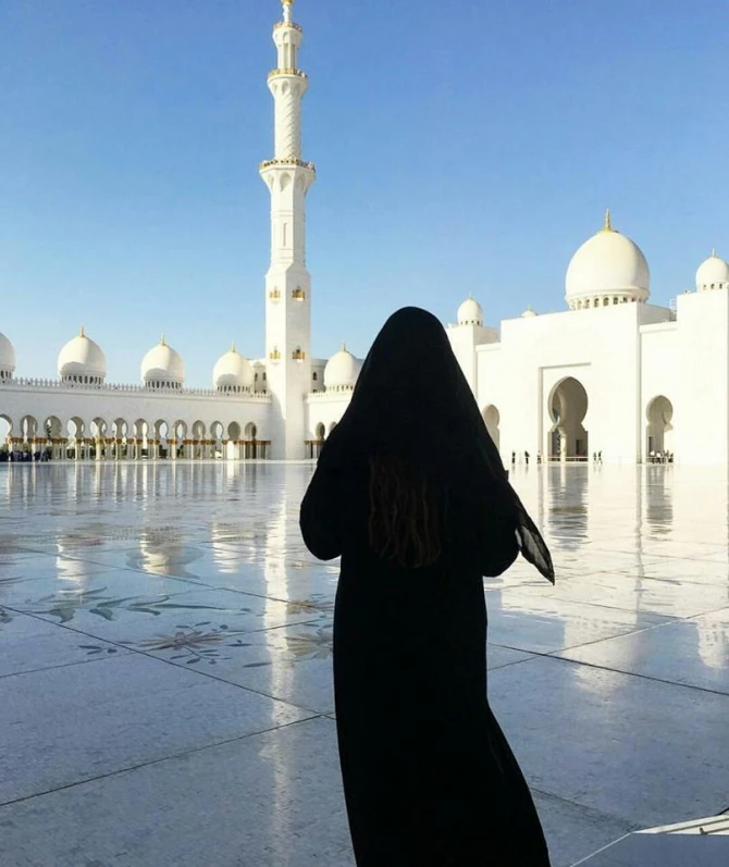 Азербайджанская модель Гюльсара Рзаева облачилась в паранджу (фото)