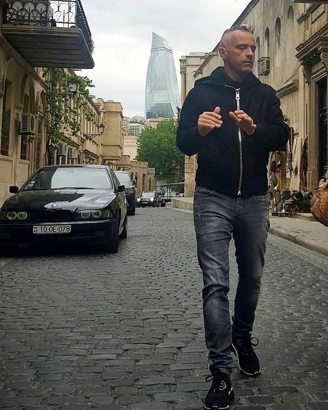 Эрос Рамазотти прогулялся по весеннему Ичери Шехер (фото)