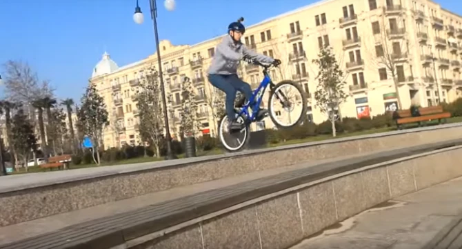 Азербайджанский экстремал делает невозможное (фото, видео)