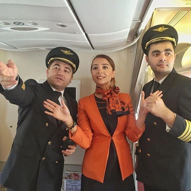 Азербайджанские ведущие сплотились в бакинском аэропорту (фото)