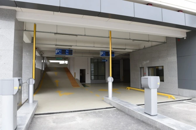 8-ci Kilometr qəsəbəsində çoxmərtəbəli avtomobil dayanacağı istifadəyə verilib (FOTO)