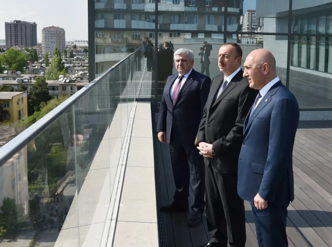 8-ci Kilometr qəsəbəsində çoxmərtəbəli avtomobil dayanacağı istifadəyə verilib (FOTO)
