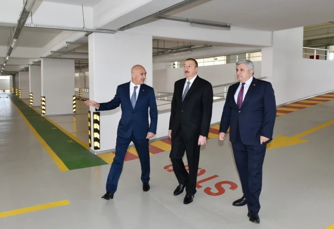 8-ci Kilometr qəsəbəsində çoxmərtəbəli avtomobil dayanacağı istifadəyə verilib (FOTO)