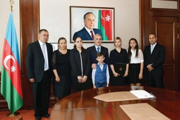 Васиф Талыбов подарил квартиры семьям шехидов (фото)