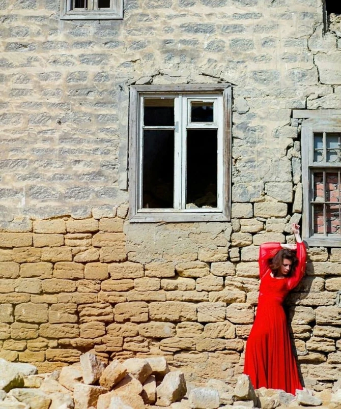 «Lady in red» в объективе азербайджанского фотографа (фотосессия)