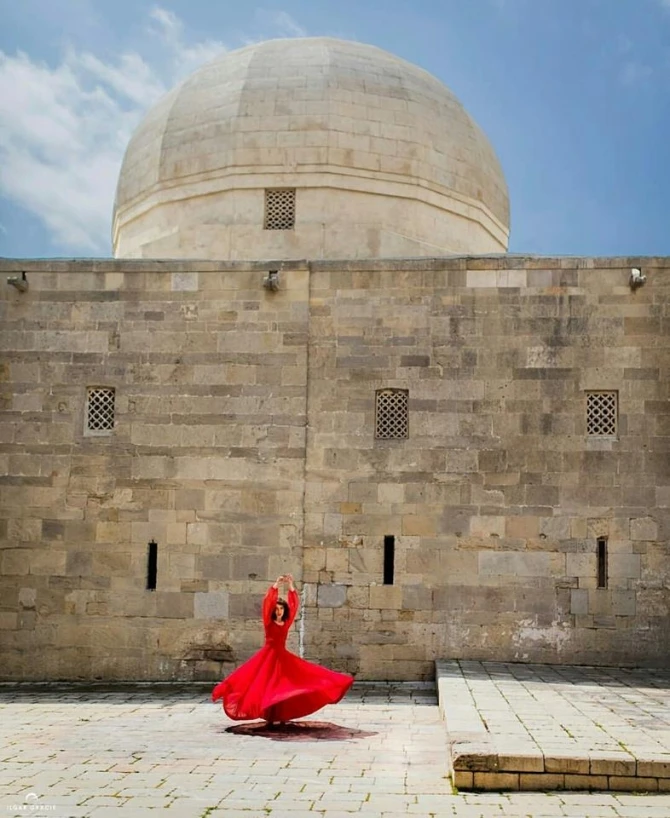 «Lady in red» в объективе азербайджанского фотографа (фотосессия)