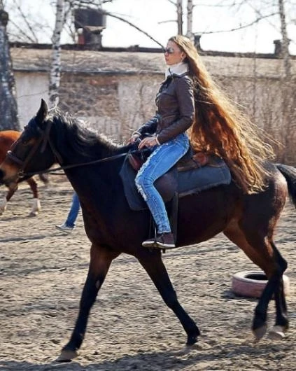 Эта девушка не стриглась 13 лет (фото)