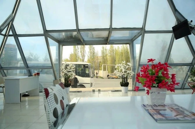 В Баку появилась уникальная автобусная остановка (фото)