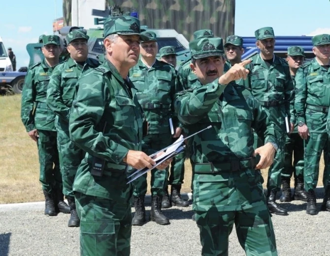 Азербайджанская техника перешла в действие, вертолеты ведут огонь (фото)